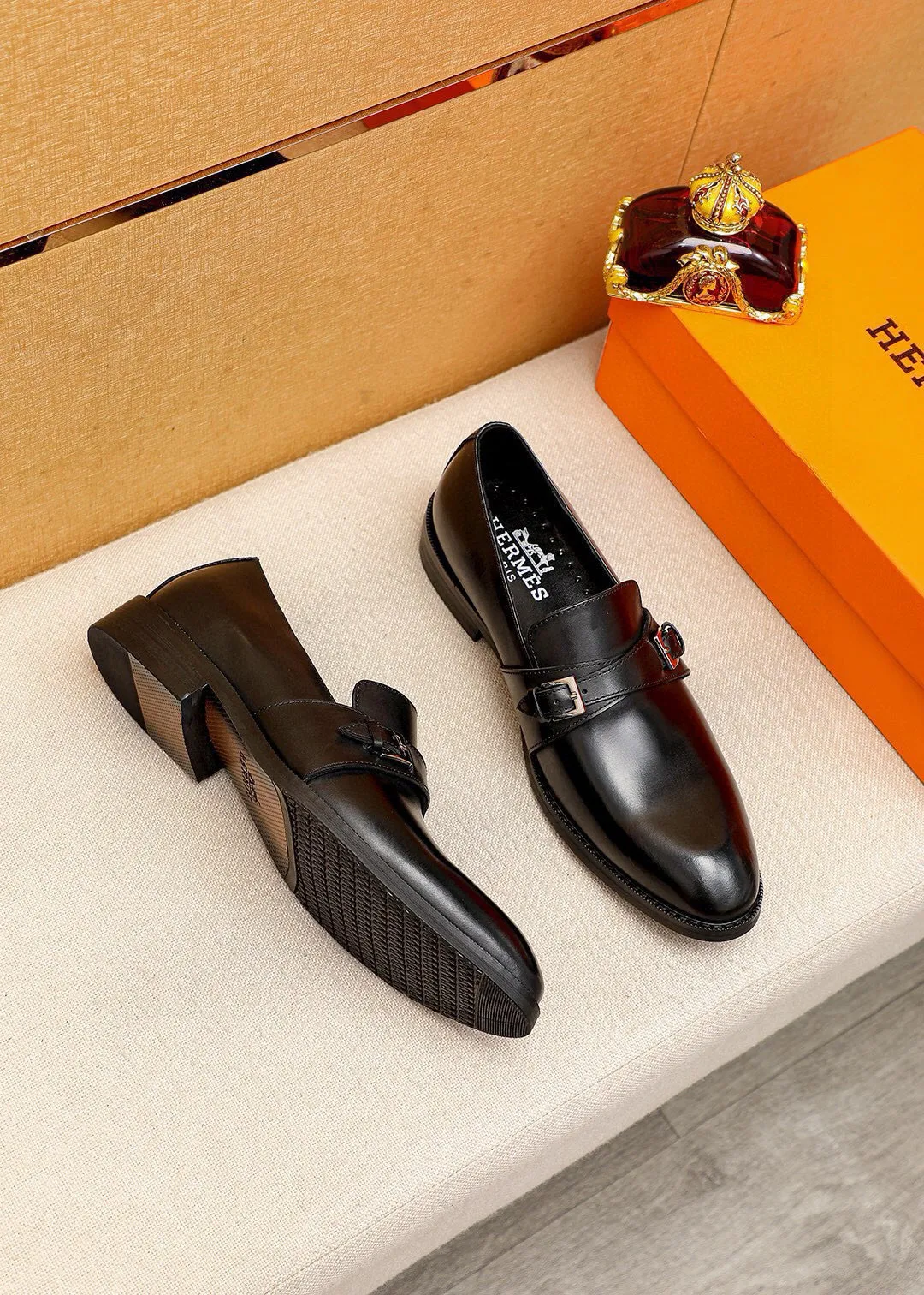Men's shoes💰480💐 Product trademark: HERMES "Hermès" business leather shoes Regular size: 38-44 (45🉑️customized) Product materials: Selected imported first-layer calfskin upper, imported water-dyed cowhide lining. Strong three-dimensional visual effect, non-slip and wear-resistant combination outsole Color: 2⃣️colors available